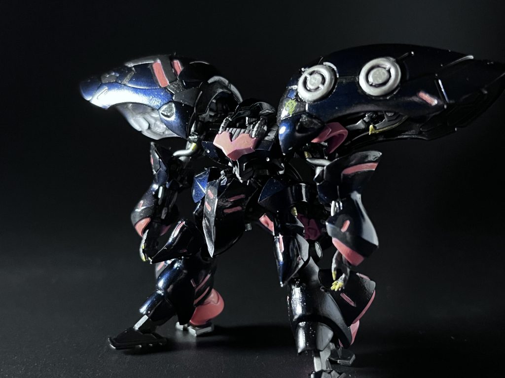 各所合わせ目消し、後ハメ加工を行っています。その後に塗装。ガイアノーツのプリズムブルーブラックを使いたかったのでラッカー使用は確定。ABSにラッカー、イケるという先人の教えもありましたが安全策をとってプライマー塗布。モールドを潰すのが怖かったのでサフレス。プリズムブルーブラックの上にピンクは発色しないだろうということでまずは凹部のピンク、マスキング後光沢にしたミッドナイトブルーを下地にしてプリズムブルーブラック。偏光塗料による変化があるとは言え、外装の色味が思ったよりも寂しかったので、ブルーグレーで塗り分け。その後タミヤアクリルで金属色筆塗り、はみ出し部分はマジックリンでケア。更にタミヤエナメルで筆塗り、はみ出し部分はエナメル溶剤でケア。塗装のセーブ&ロード、やり直しが効く方法があるというには素晴らしいですね。スミ入れも安全策をとってクレオスウェザリングカラーマルチブラックとリキッドのパープルを混色したもので。拭き取りは専用溶剤。そしてラッカー光沢トップコート、左肩のみデカール貼ってもう一度トップコート。これにて完成‼️からの左脛の合わせ目パキッでリカバリーに2日かかりました笑