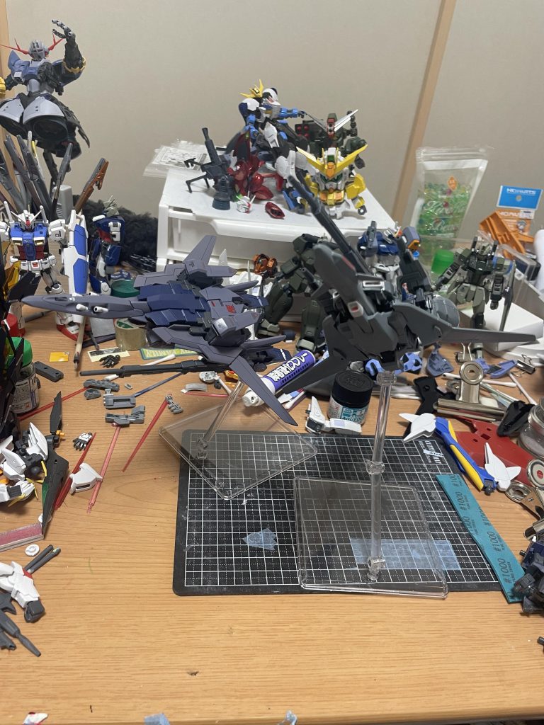 デスクを片付けないと撮影がさすがにキツイなと反省しました(笑)それでは最後までご覧いただきありがとうございました。このゼータプラスはあの幻の撃墜王仕様に改修してみますのでお楽しみに!!