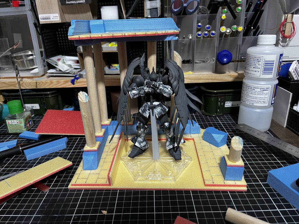 ジオラマ制作①100均のスチレンボードを使ってざっくり仮組みしてます。柱は同じく100均の木の棒ですね。(しまった、ひのきのぼうって言えばよかった…！笑)