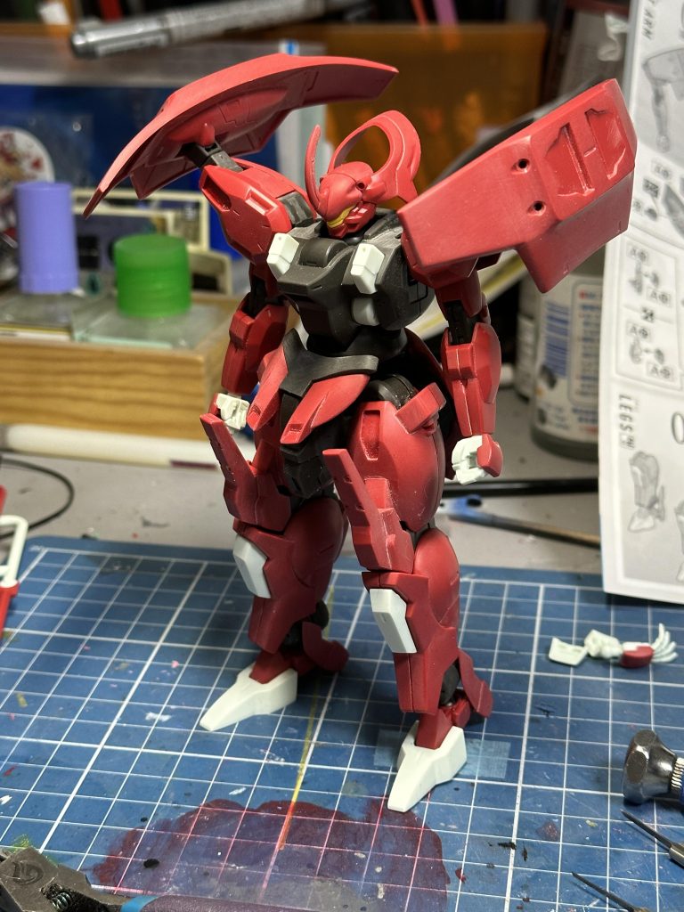 全体の処理が終わった状態。今回は全体を#1000まで磨きました（いつもはよっぽど目立つところ以外#600まで）。アンテナも厚く感じたのでモールドを深く掘ったうえで先端にかけて薄く削りました。何枚かポージング。