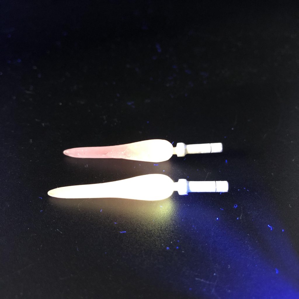 サーベルはUVレジンに、蓄光パウダーを混ぜたものを。UVライトで光ります。