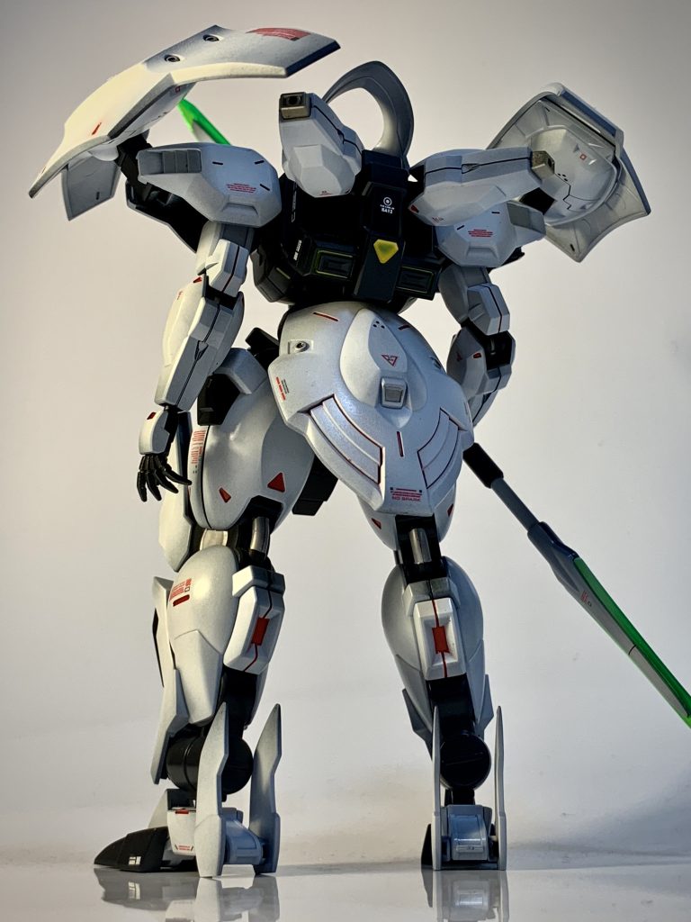 後ろ下アングル。エナメルレッドの墨入れが純白の装甲のいいアクセントになってくれて情報量が高くなっています。写真では見づらいですがミッドナイトブルーにはイエローで墨入れして赤、白、青、黄のトリコロールカラーでガンダムを意識したカラーを各所に少量使用しています。