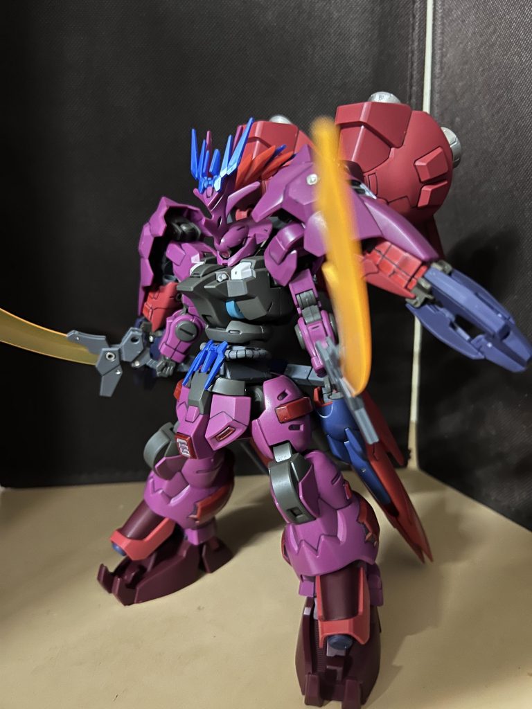 腰部にあるスラスターにマウントしているヒートブレードです。今更ですが今回多くミキシングしてるのが羅刹天になります。色合い的にも、コンセプト的にも非常にマッチしていると思います。ちなみにスラスター部はマスターガンダムです。