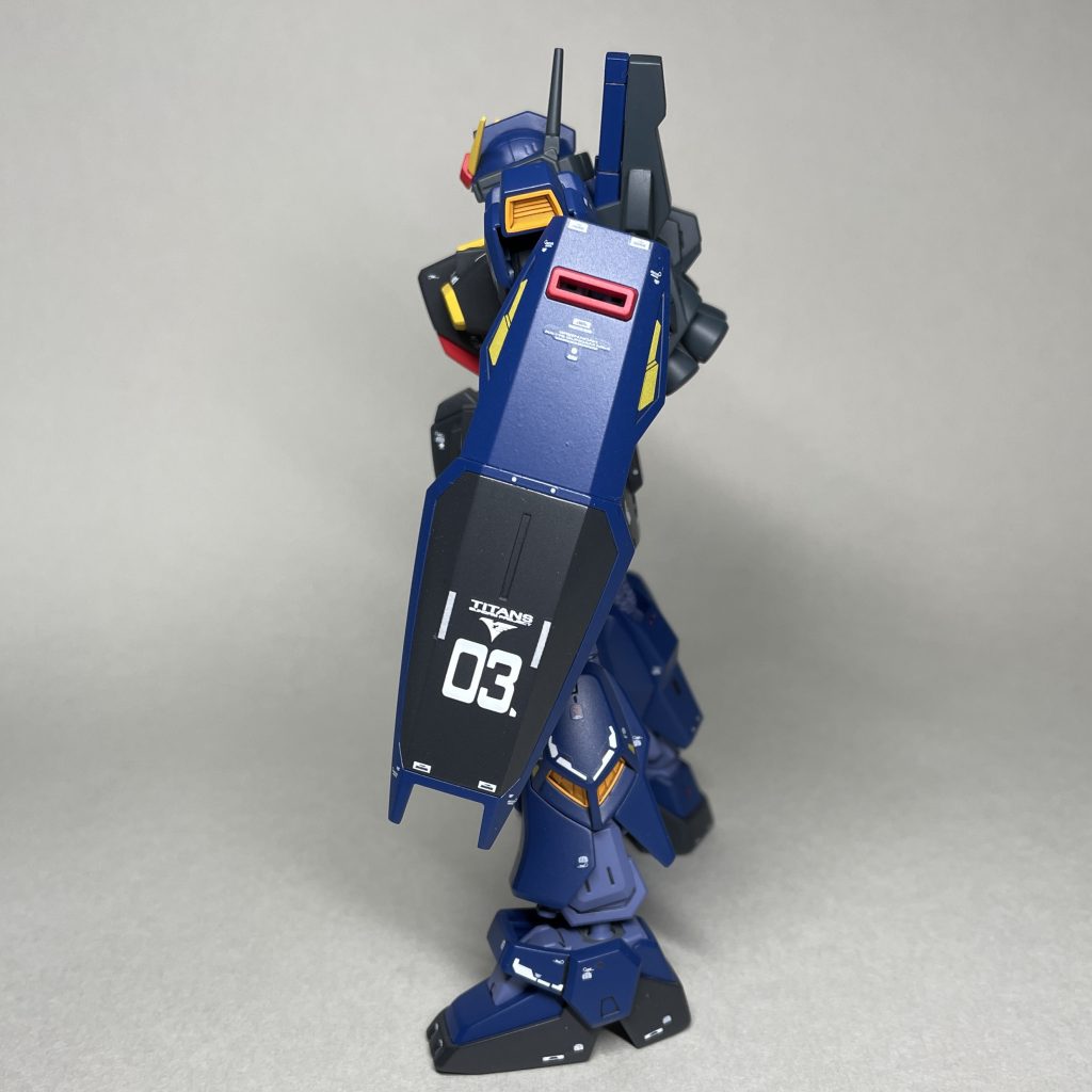 左側面 旧HGUCで塗装後に接着して合わせ目消しが必要だった肩とスネも、リバイブ版では分割が改善されて塗装が楽になりました。