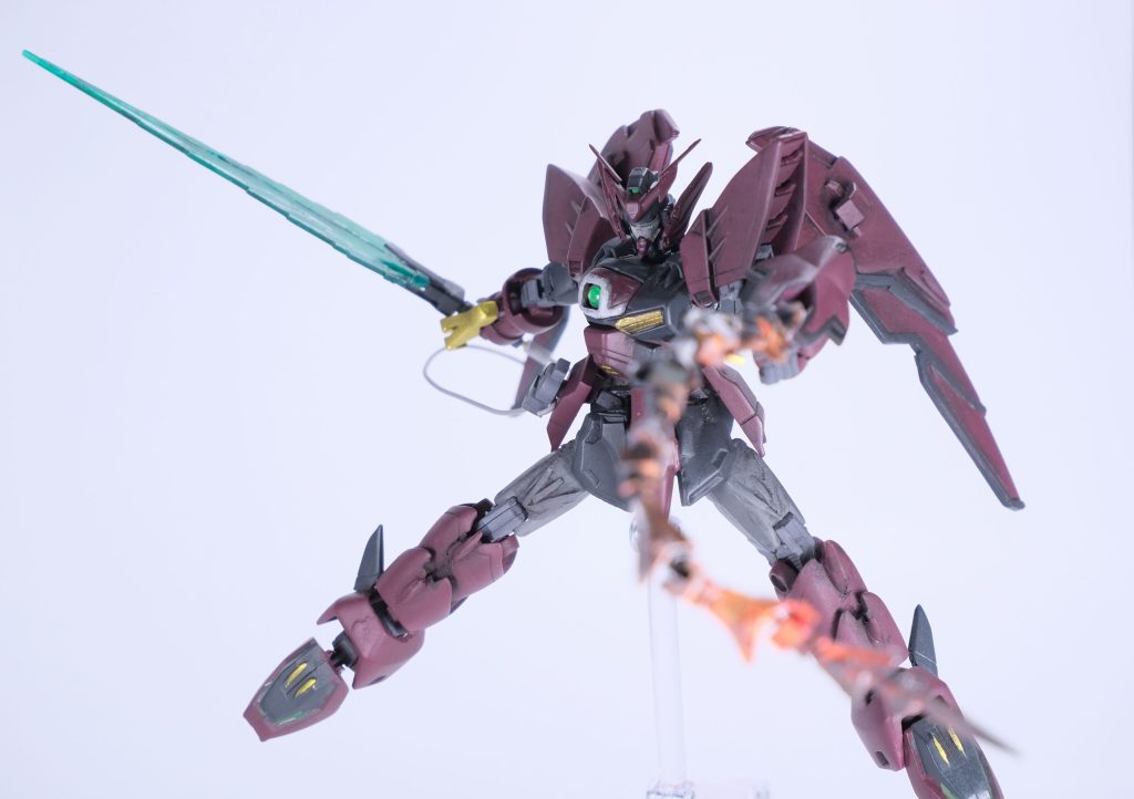 ヒートロッドは1/144のものを節ごとに切断し間にスペーサーのパーツを挟んでリード線を通してフレキシブルな可動を出来る様にしてみました。通常時は黒鉄色ですが特殊な蛍光塗料を塗布し、UVライトを当てると赤熱化状態を再現する様にしています。