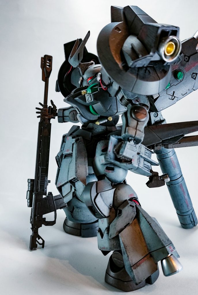 真横から。スタイル変更箇所は脚部の延長、腹部の延長、上腕の幅増し、肩の幅増し等です。腹部のシリンダーは重量の増加した上半身を支えるために取り付けました。ブレストバルカンはピンバイスで開口しています。