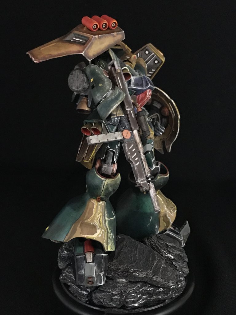 右側全体的になカラーリングは自分の思うヤクトドーガな感じの緑にしました。今回はスネの辺りに挑戦的な塗装をしています。まだまだって感じですが。