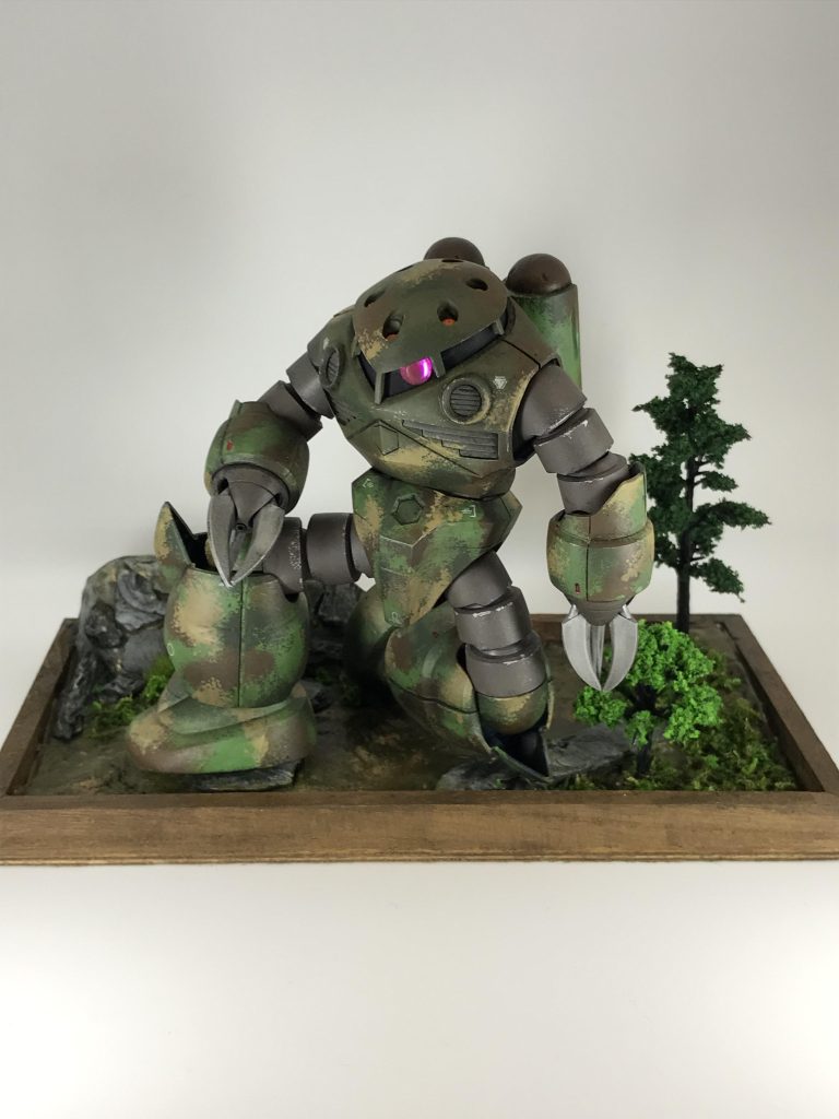 モノアイは100均のデコレーションシールを同じく100均の爪磨きで軽く磨いて貼っただけ。接着剤すら使用してません。100円で100個以上入ってて、サイズやカラーも豊富なのでおススメ所要時間5分程度