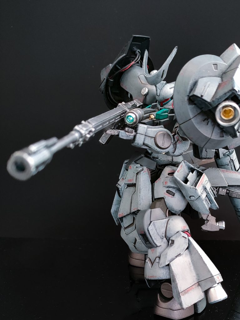 ファラクトを意識した大型ライフル。エナメルシルバーで軽くドライブラシしています。