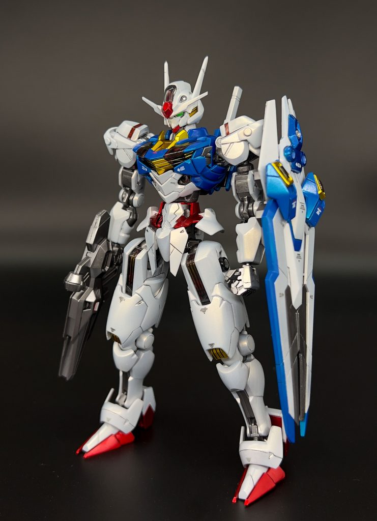 今回はグラデーションで仕上げる予定でしたがグラデーション塗装はエアリアルより、ジェターク社の機体の方が似合うと思ったので今回はチタニュウムフィニッシュみたいな感じにしました。