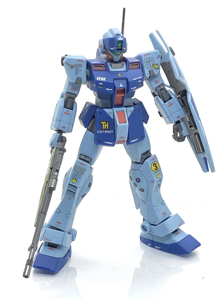 ジム・スナイパーIIには部隊マークのTHというマーキングがあるのですが(量産型ガンキャノンにもあります)、これはこの機体の所属していた戦艦が当時はトロイホースだったからだと思います。しかし・・・今は0080に出たペガサス級はグレイファントムに設定が変更してしまったのでそれに基づきグレイファントムの所属を示すのGPのアルファベットデカールを貼りました。ただ当時からありますTHや③のデザインのマーキングは外す訳にはいかないのでなるべく設定通りにデカールを貼っています。MSとしての性能はカタログスペックにおいてガンダムを凌駕する水準を誇り、エースや熟練パイロットに量産型の高性能版というコンセプトですから少数生産なのでガンダム系と同じく赤いコーションデカールを使い、強そうにしました(劇中ではあっという間にやられてしまいますが、笑)。