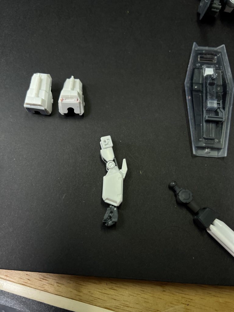 腕パーツも無理やりEGのパーツを接着。ハンドパーツはビルダーズパーツ。