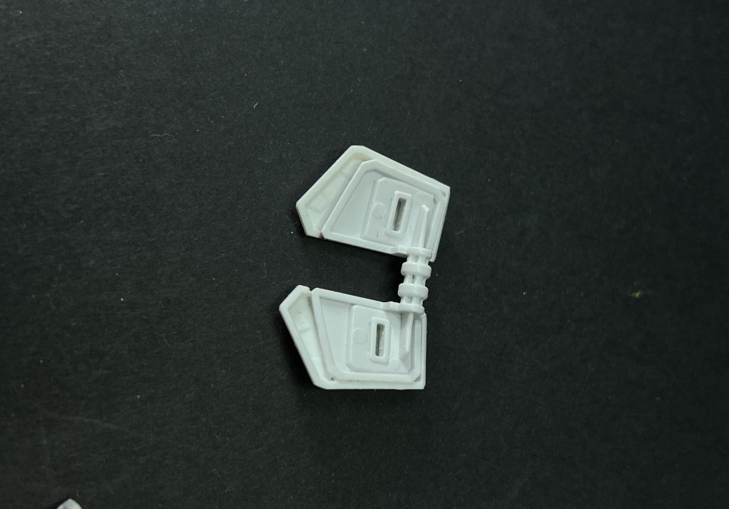 EGのフロントアーマーにワグテイルのアーマーを被せてます。この後エポパテで裏打ち。