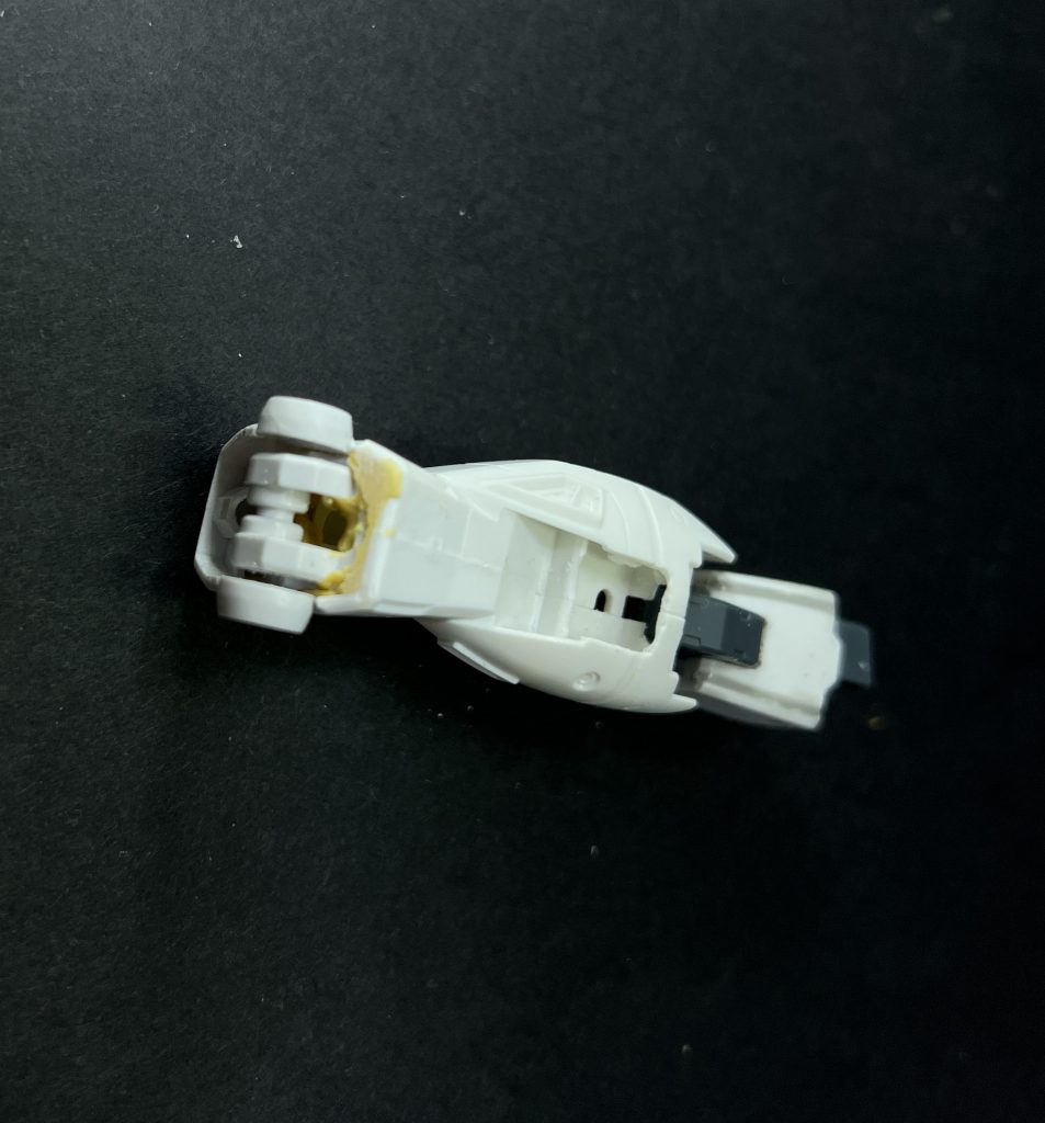 足首部分もEGのパーツをエポパテで無理やり接続。太ももはバランスを合わせるために1mmプラ板を貼り付け2mm分幅まし。