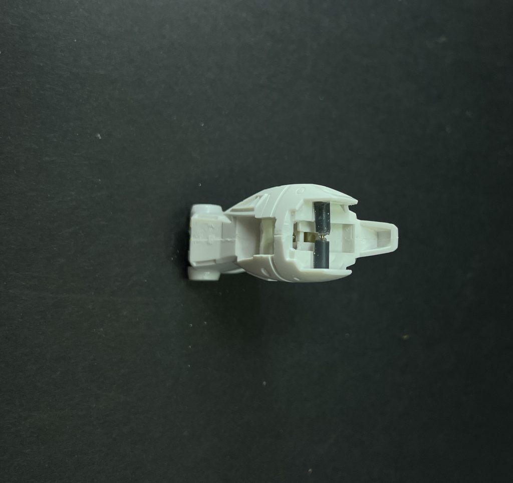 太ももとの接続部はランナーと真鍮線で作成。