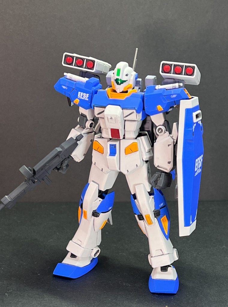 ブルーは、ガイアノーツ アイスコバルトブルー。白部分はクレオスの灰色9号。写真は明るいので、白に見えますが思った以上にグレー系です。オレンジはガイアノーツ ビビットオレンジ。関節部分は未塗装。ライフルはMSファントムグレー。