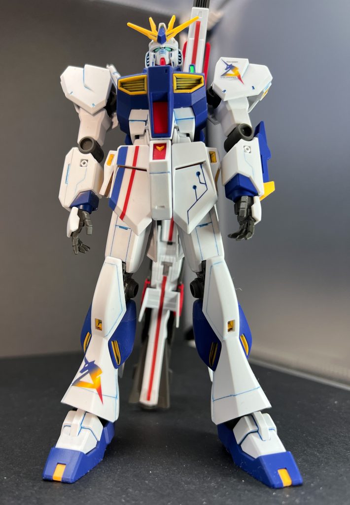 フロントスカートのマーキングとのバランス取るように筋彫り入れたり。