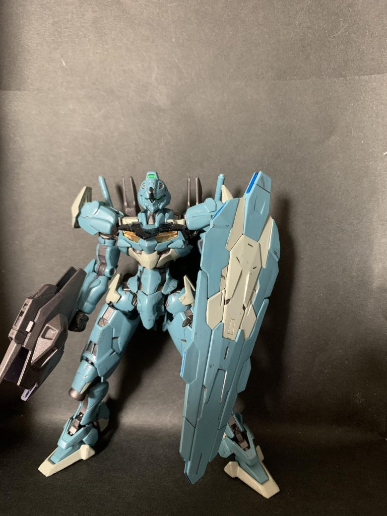 シールドは本来量産機は持ってないので塗り分けはオリジナルです。