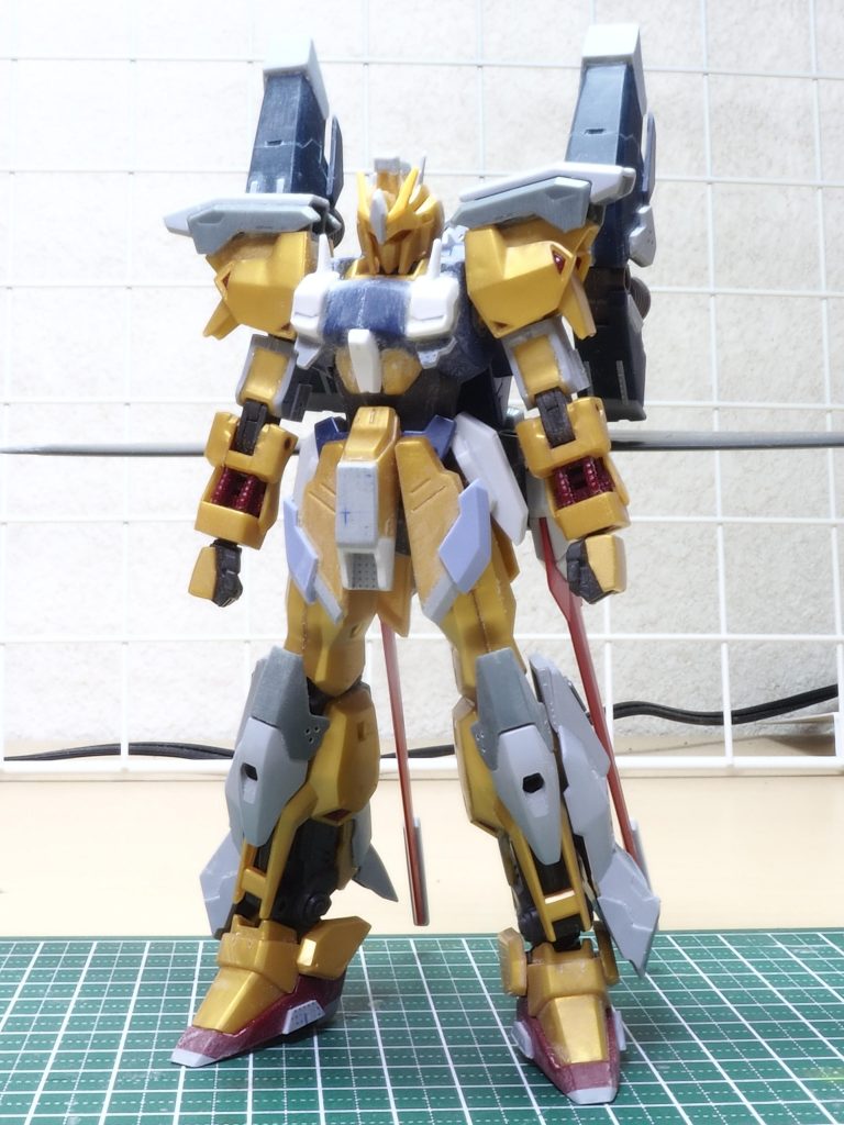 ベースの百式がかなり細身の作りだったのでパーツを増し付けしてボリュームアップしました。特に二の腕はかなり太くしました。