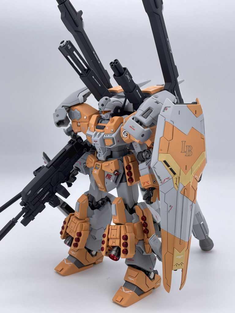 足と胴体を1mmして、延長グレネードを倍に増設、その他武装追加、脚部とバックパック周りを弄ってます。