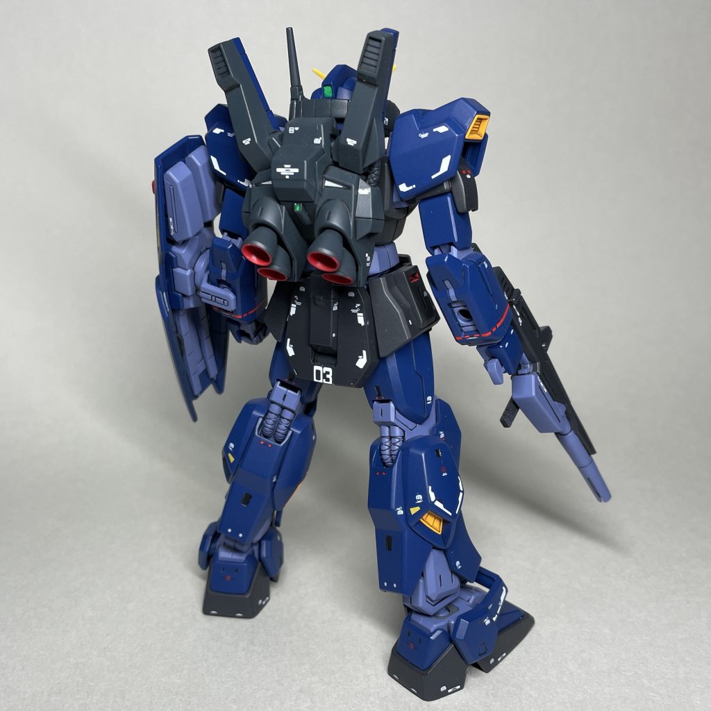 うしろこれまでリバイブ版ガンダムマーク2は購入したことがなく、•プロポーションが好みでない•手首が両手とも武器持ち用の穴あき握り手のみ•ライフルのトリガーガードがない ということから、あまりいい印象はなく、むしろ、古い方のHGUCで十分くらいに思ってました。