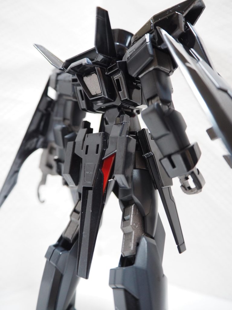 背面からのショット。元々のキットの優秀さもあり、しなやかで美しいフォルムです。関節部のカラーはメタリック塗装を施す事で高級感が増したと感じます。