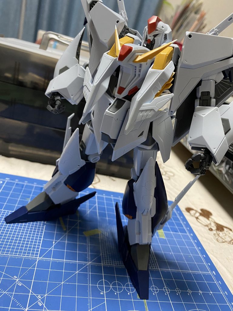 元々がギュッと(?)してたので、プラ板で胴と太腿を合計10mm程伸ばしてます。