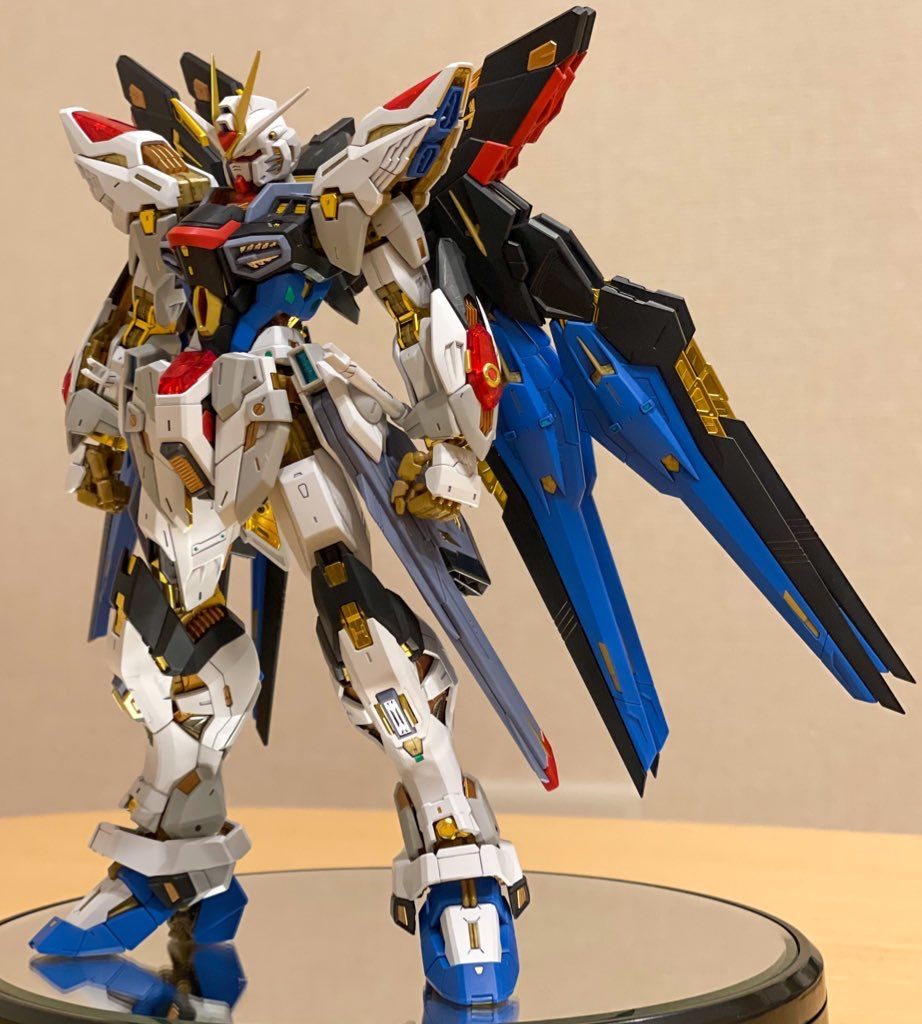 重いです。ずっしりとプラスチックの塊感があってて手に取るとより一層存在感が増します。