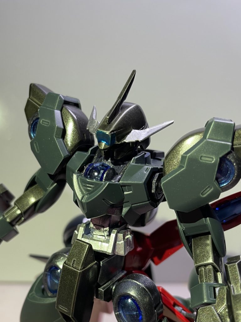 頭はシュヴァルべグレイズとバルバトスのツノ腰は30mmシリーズ、股間部分もシュバルべグレイズです。