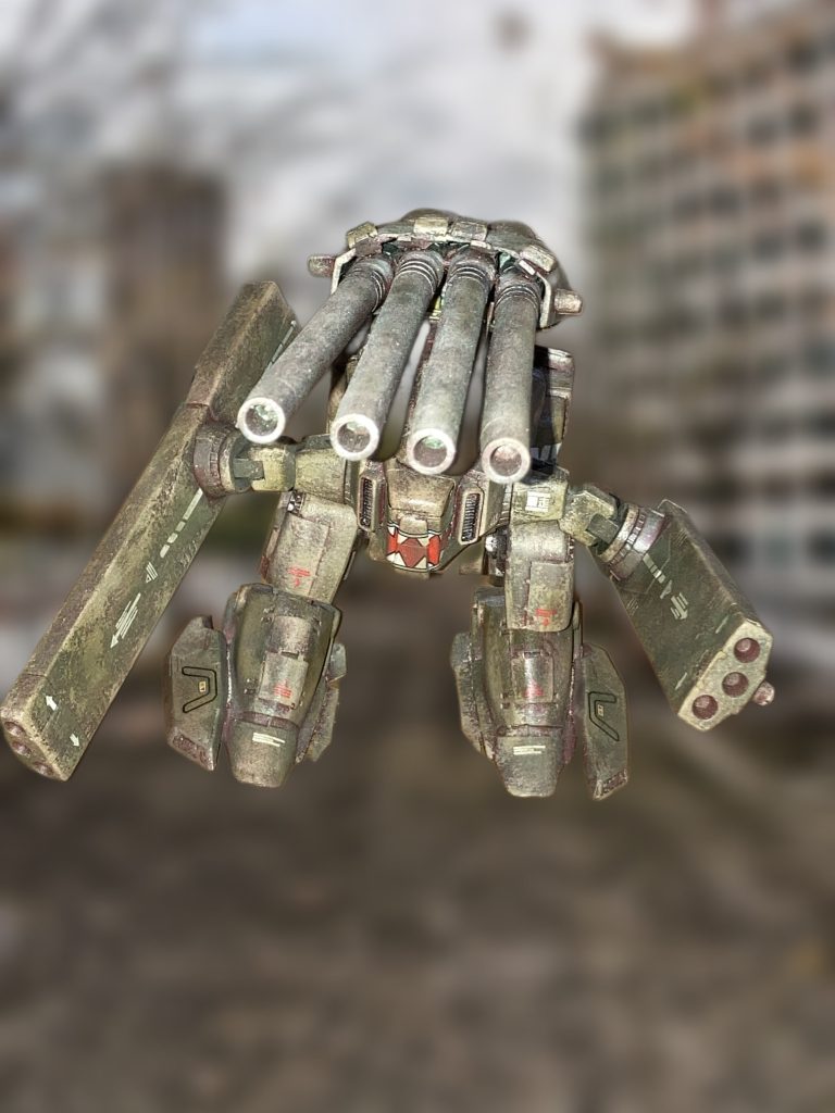 シャークマウスのデカールはボール用のデカールを切った貼ったしてます。股関節はボールジョイント化して、ガニ股に開くように改造してます。