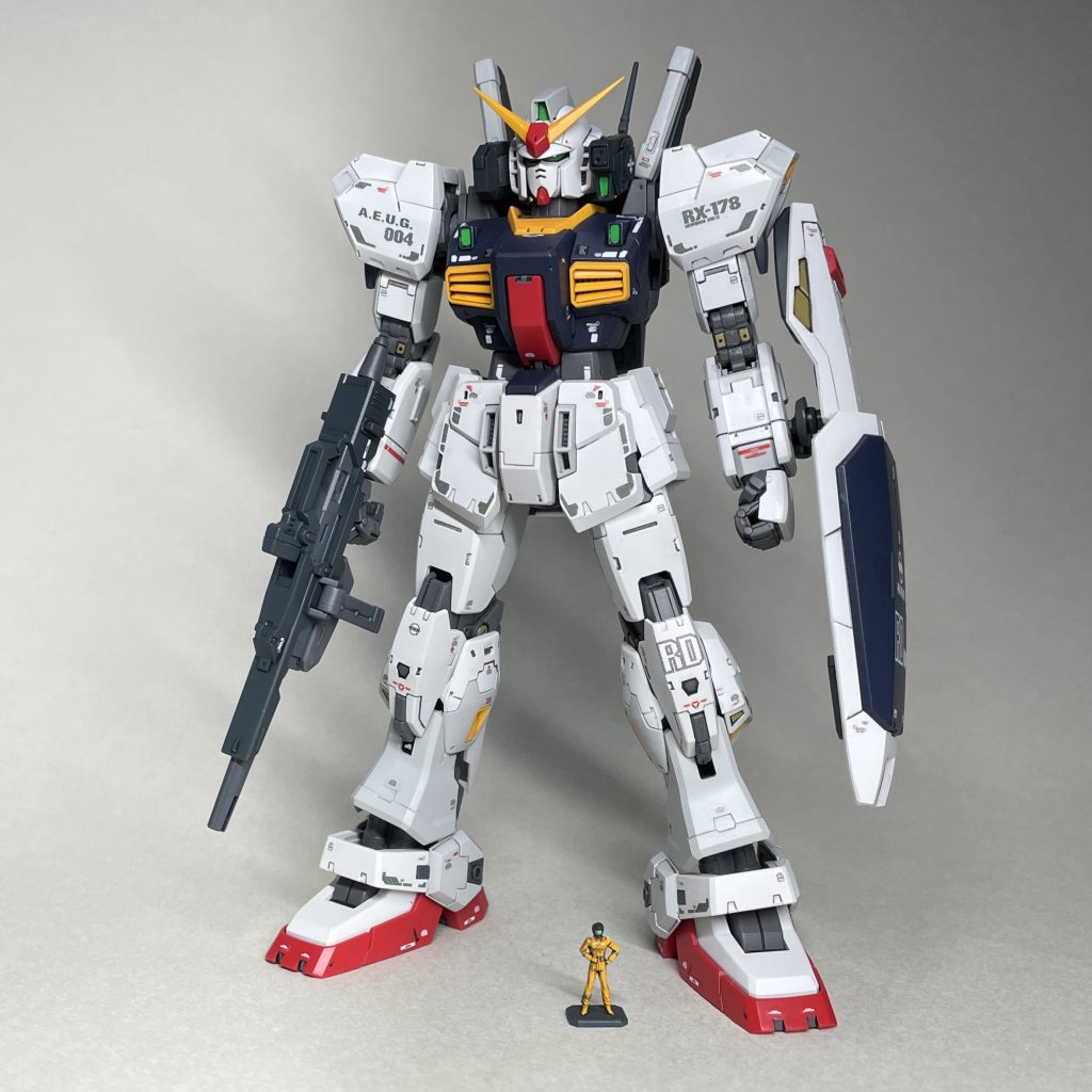 まえ　付属フィギュアも塗装。男性造形のままですが、パイロットスーツの色は橙黄色で塗装しました。　デカールは、RGガンダムマーク２用のガンダムデカールを貼リましたが、「RD」マークなど他のガンダムデカールも用いました。