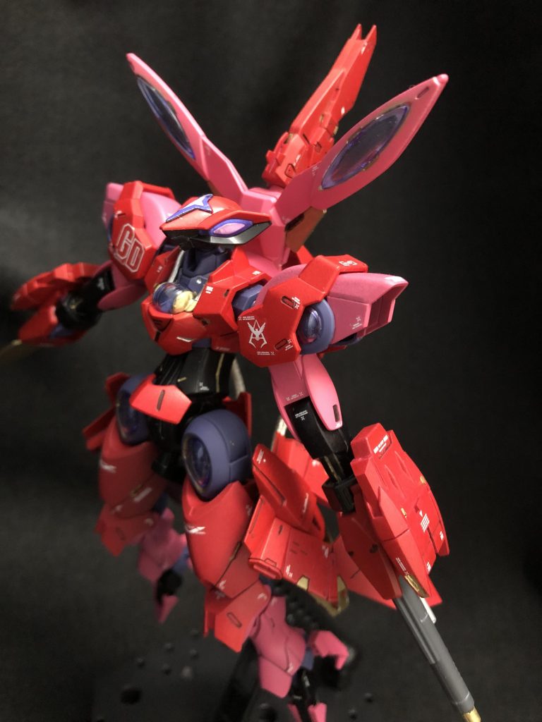 左肩のマークはシャアアズナブルのパーソナルマーク、右肩のGDは作中のモビルスーツ開発企業「グラスレー•ディフェンス•システムズ」の略です。断じてガンダムの略ではありません。これはガンダムではありません。ファンネルはGUNDフォーマットではなく特殊な脳波を媒体にしたサイコミュ兵器です。安心安全のフラナガン機関が開発した新兵器です。