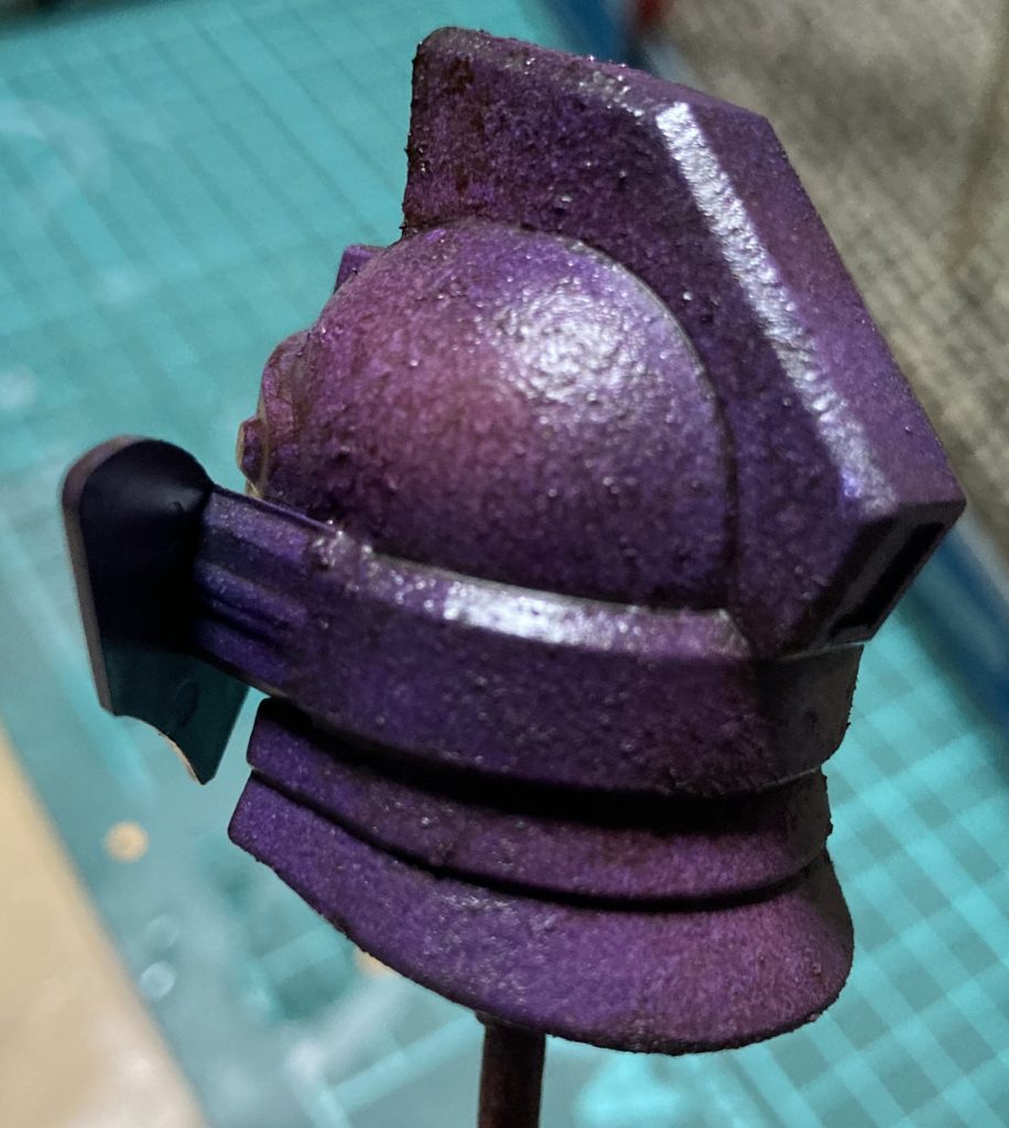 下地にMSパープルを吹き、濃いめのパープルを重ね、更にテクスチャを強調する為に油彩バーントアンバーでウォッシングをかけて深みを出そうという狙いで塗装をしていきました。