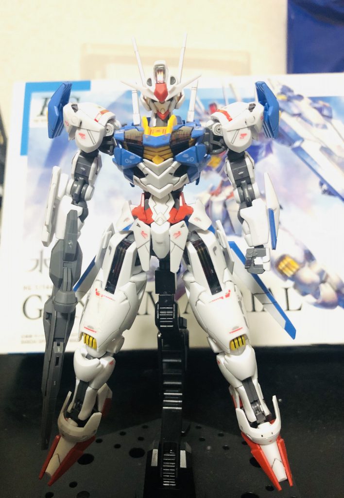 正面、右腿の装甲にいつの間にかヒビが入っていてはみ出したスミ入れが入り込んでしまいました。