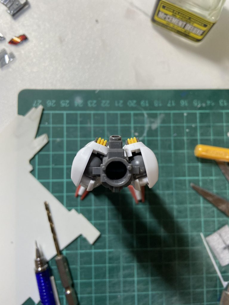 太もも裏は鉛筆の線に沿って切り欠き。向かって右が加工前、左が加工後。これでかなり股が広がります。足首が前後スイングしかできないHGエアリアルを綺麗に立たせるのにかなり効果的でオススメです。