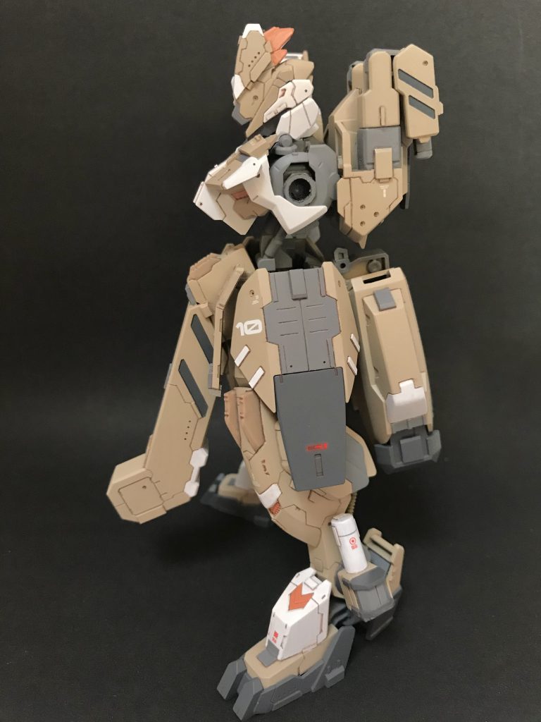 腰回りのバランスに拘ったので見やすい写真を一枚。ちょっとずんぐりしたプロポーションにしました。鉄血なのに腹延長もしてませんし、頭や股関が長かったり色々と独特な形にできたと思います!