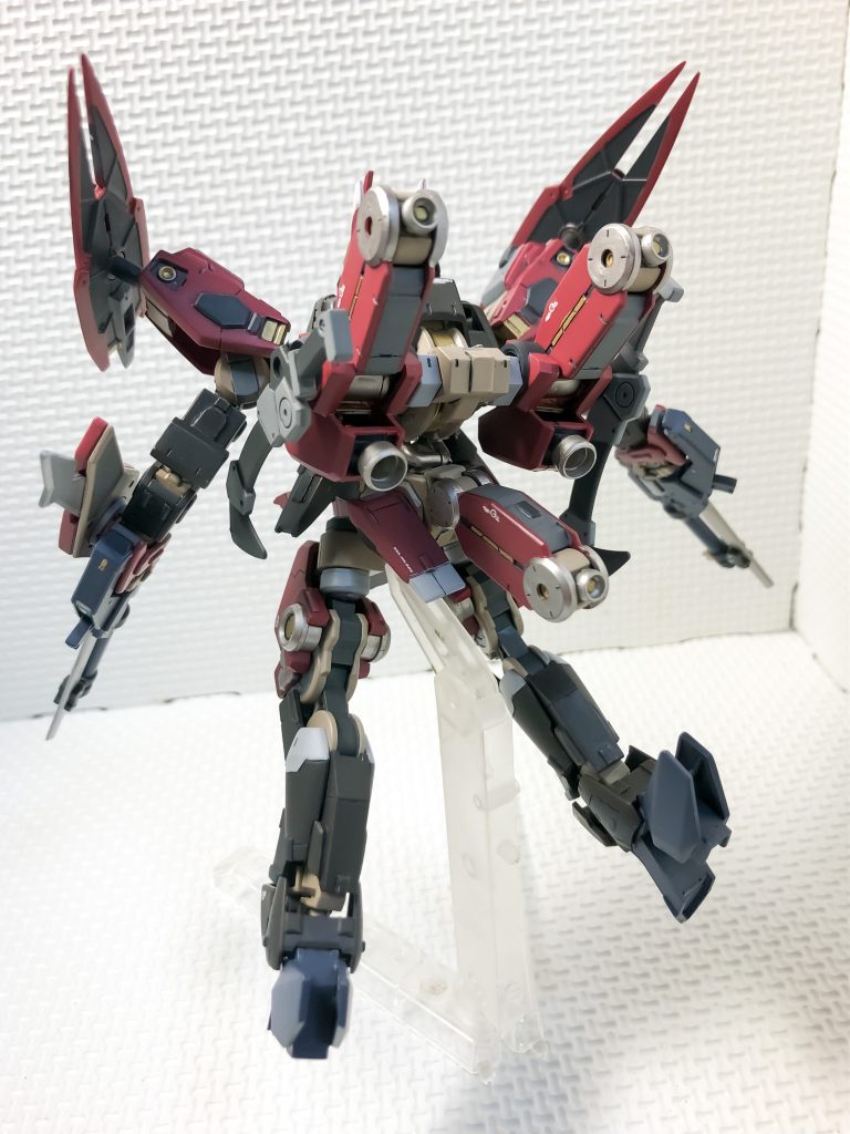 背部から、飛行状態になります。背部のスラスターユニットは、余剰となっていたシュヴァルグレイズの太もものパーツを使って増設しました。軸も出ているので、近接武器のラックにもしています。足に一部パーツを付けてそれっぽく見せるようにしつつ、設置性を上げています。