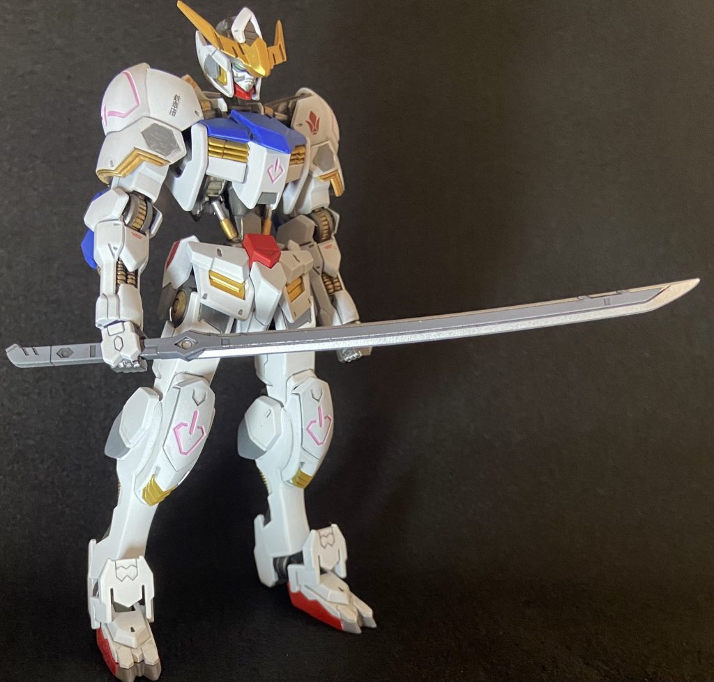 うーむ。素立ちもたまらんかっこいい。初めて肩と腰のシリンダーを自作してみたけど難しい、、でもなかなかよかったのでまたチャレンジしたいですね肩のグレーとか所々ミスったり、実は腕のパーツが割れたりして心が折れて希望の花しそうでしたがなんとか最後まで作りました。えらいぞ私