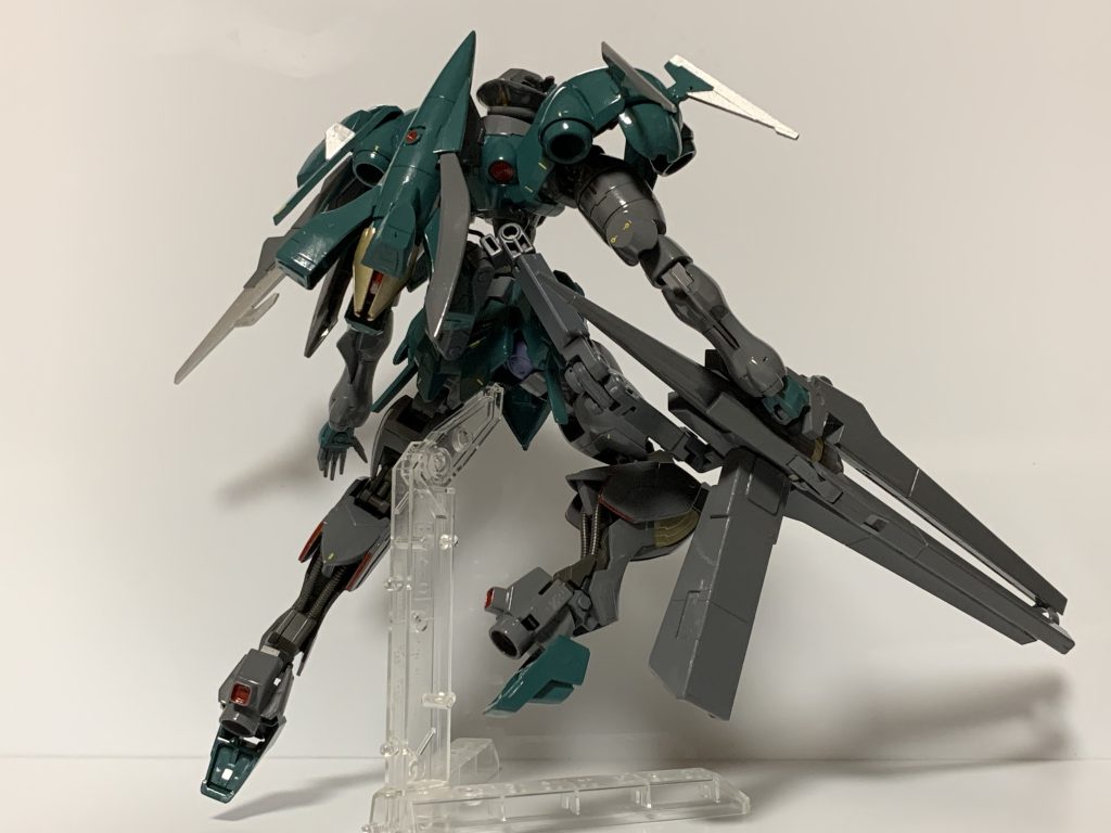 踵部分はブースターとしました。バックパックもパーツを盛っています(結果、イカのように見える……)。