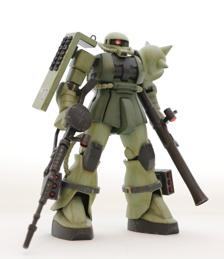 膝、盾、胸の横にMGザクとタミヤのキングパンサーのパーツでディテールアップ。黒鉄色とモンザレッド、4アーティストマーカー金で部分塗装。つや消し吹いてからチッピング、ガンダムマーカーとタミヤウェザリングマスターで汚し。