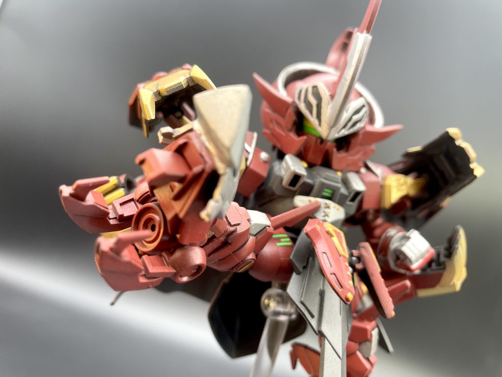 足にはかぎ爪が仕込まれており、相手を切り裂いたり、掴んで振り回したり、そのまま握り潰す事さえできる強力な武器になるぞ!