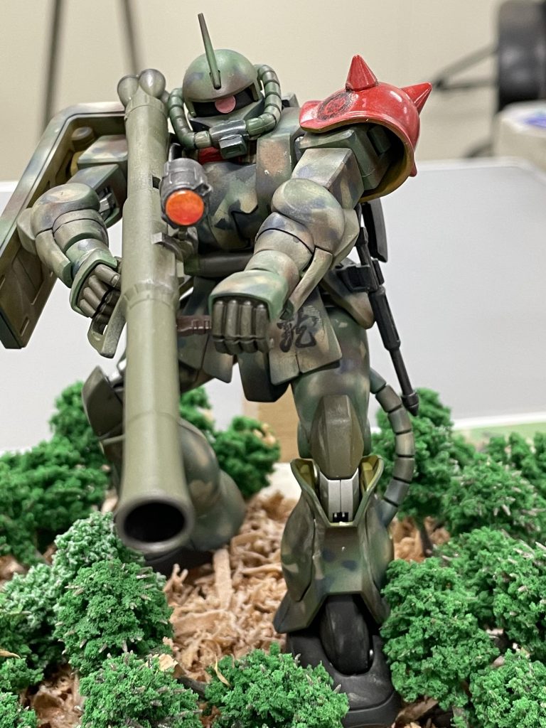 松葉色をベースに、黄土色、レッドブラウン、ディープオーシャンブルーの型紙を作ってエアブラシで吹いたあと、馴染むように重ねて吹いてみました。