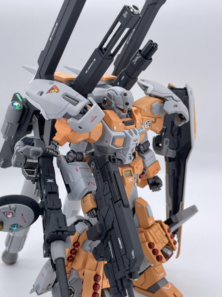 肩の増設アーマーみたいなのはトールギスの腰アーマーから流用しました。なんとなくそれっぽくなって良かったです。