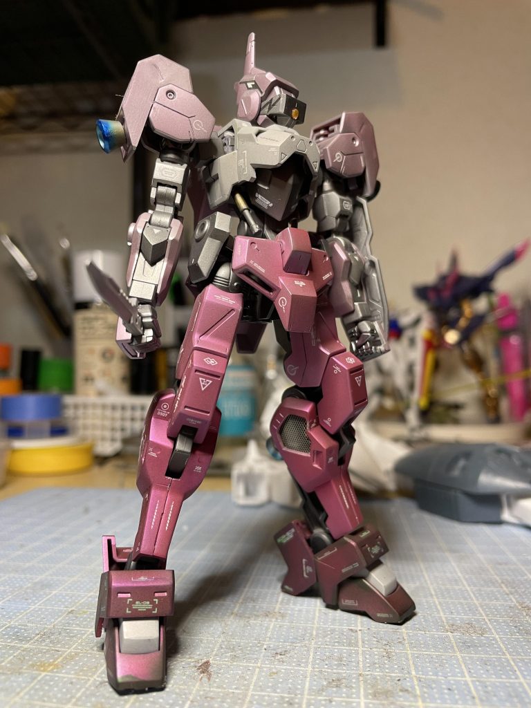 仕上げは艶消しを吹きふくらはぎの内側に網を取り付け完成。ピンクがちょっとでも見えたら流星号だとわかって頂けることを信じてグラデーション塗装をしてみました。今回も楽しく作る事が出来ました。最後まで読んで頂きありがとうございました。