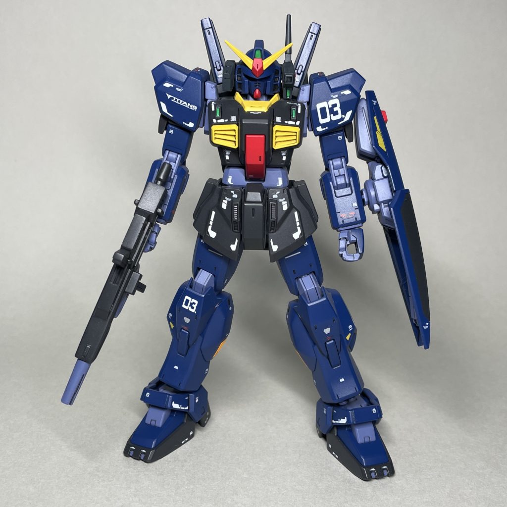 正面でも エコプラ(旧HGUC)、RGと目立つ部分の合わせ目消しと塗装までして作り比べてみて印象が変わりました。 リバイブHGUC版は、このスケールのマーク2のなかで最新の金型のガンプラで、組みやすく、パーツ分割が優秀で塗装しやすく、可動範囲が広く気軽に大胆なポーズ付けができる万人に薦められる素晴らしいキットだと考えを改めました。