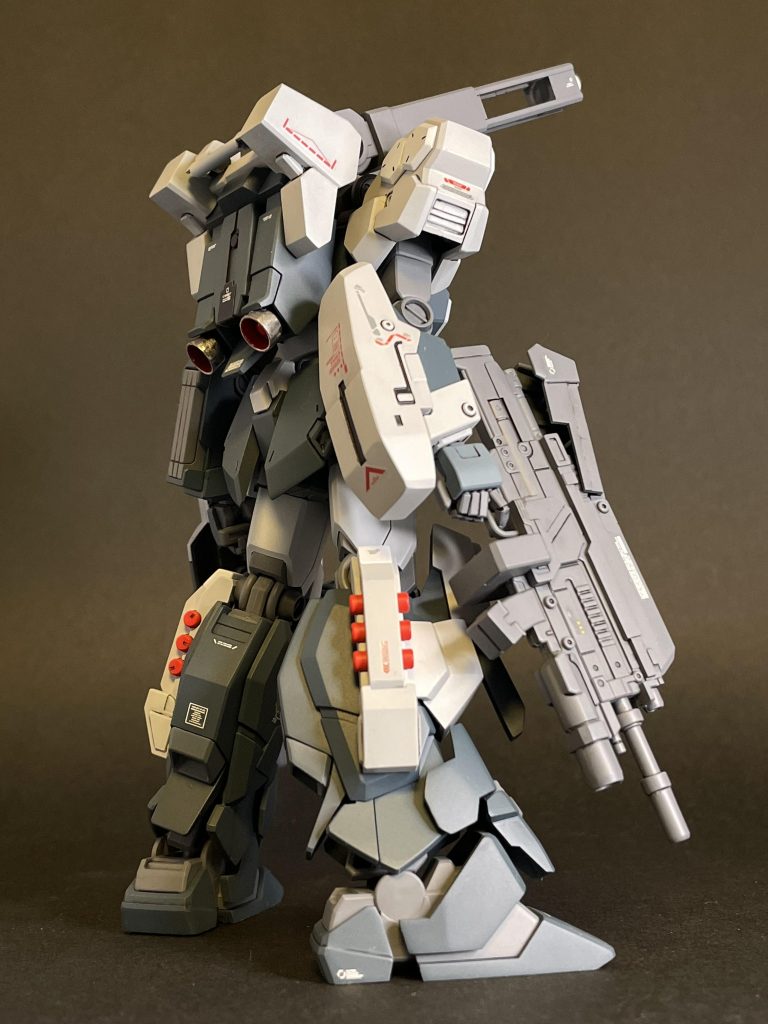 モリモリのビームライフルかっこいいですよね。デザインがあまりにもかっこいいので、なにもいじることができませんでした。今思えばもう少し塗り分けてもよかったかと後悔。