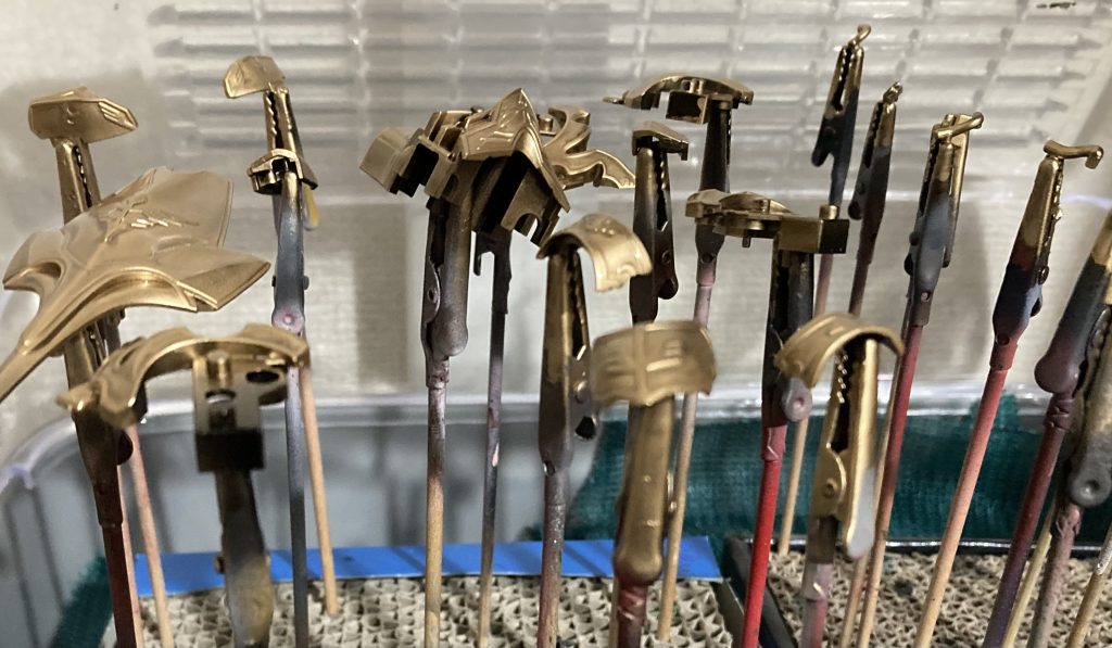 エングレービングの下地はゴールドです。