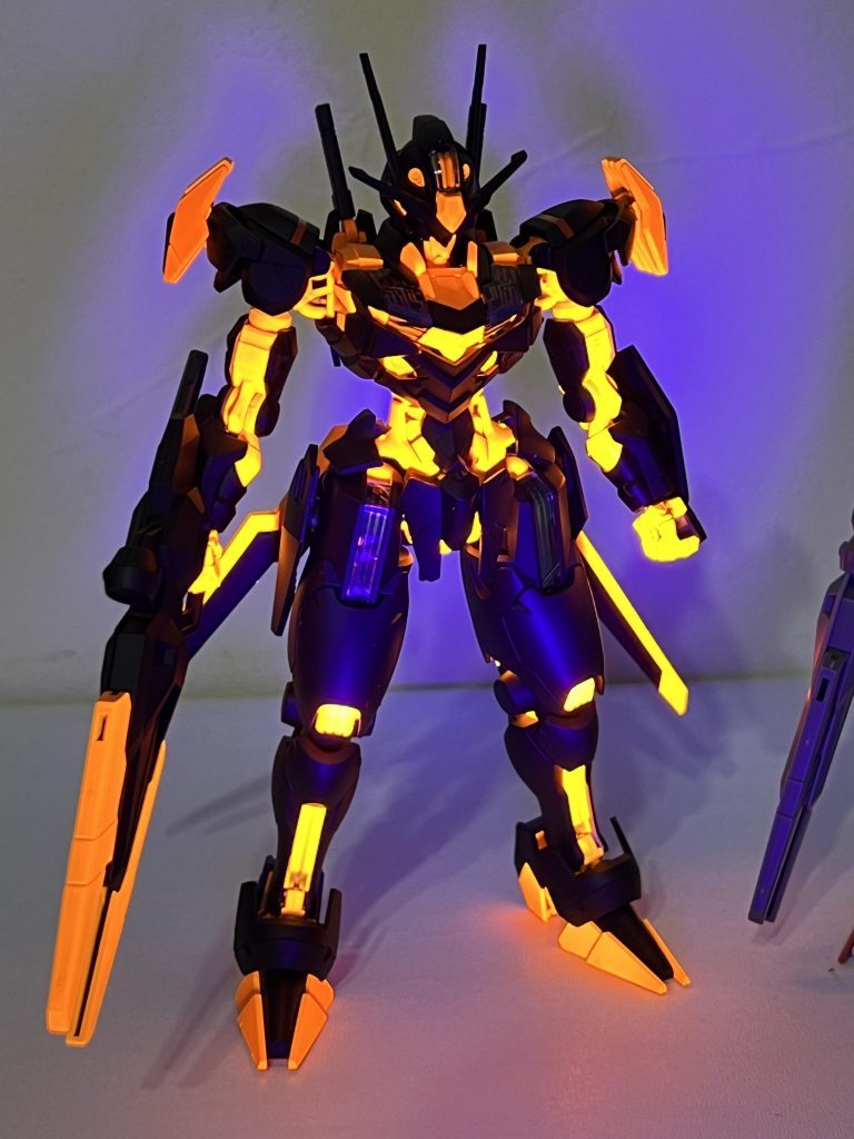 もちろんUVライトで光ります。デストロイモードのバンシィ並みの強者感！