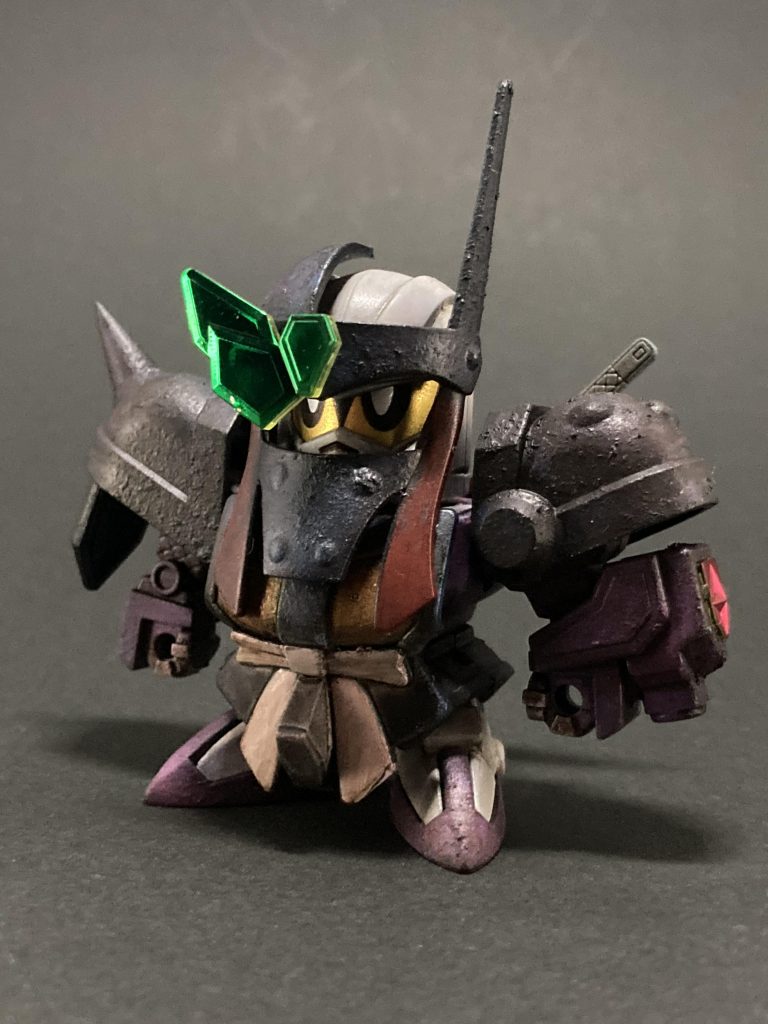 鉤爪を外して仁王立ち。ゴツい肩鎧が力強いです💪