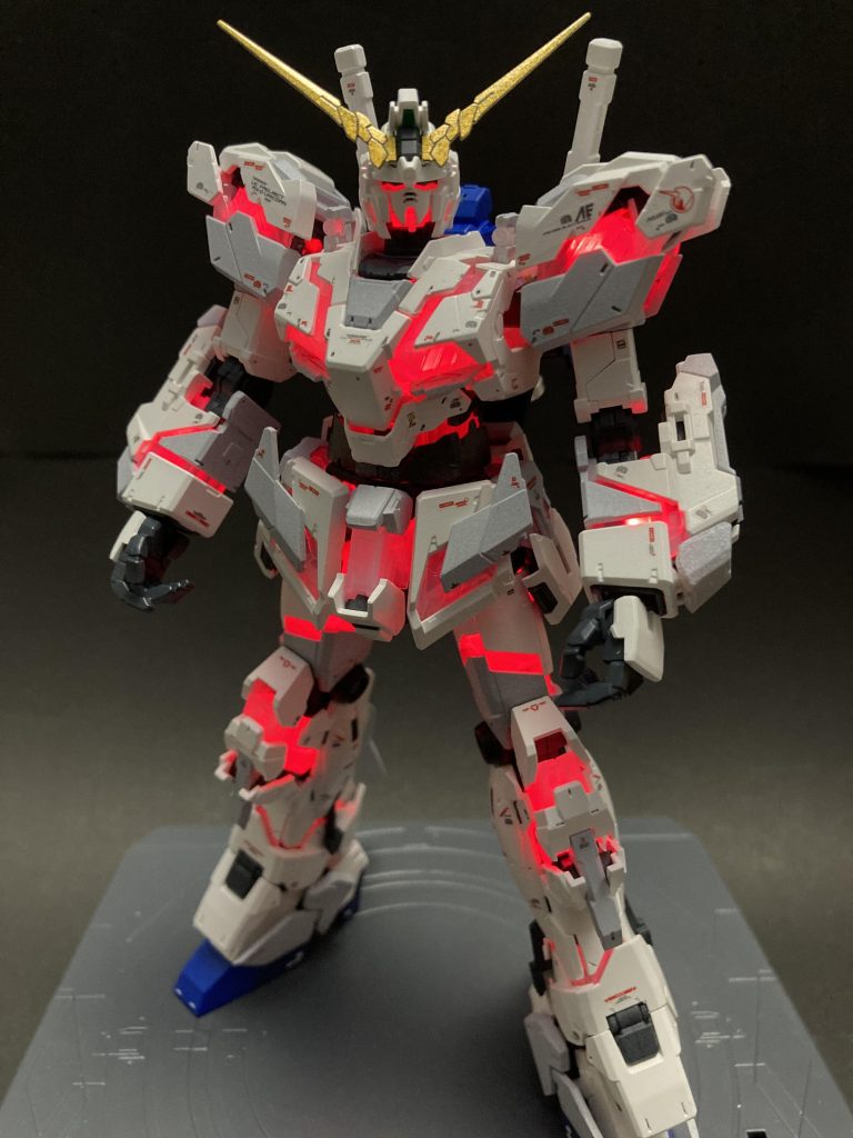 赤く光る。白のプラだとLEDが透けそうだったので下地からしっかりと塗ってみました。デカールはRG用なので実物とは違っちゃいましたが見栄え優先で。